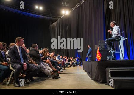 ©Christophe petit Tesson/MAXPPP - 22/10/2021 ; ROUEN ; FRANCE - le polémiste d'extrême-droite Eric Zemmour parle à ses partisans lors de sa rencontre au Zénith à Rouen, dans le nord-ouest de la France, sur 22 octobre 2021. Zemmour n'est pas officiellement candidat aux élections françaises de 2022, mais plus proche d'annoncer une candidature à la présidence après le succès de son nouveau livre "France n'a pas dit son dernier mot" (la France n‚Äôa pas dit son dernier mot). Banque D'Images