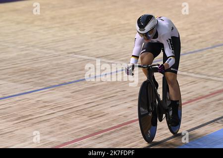 ©PHOTOPQR/VOIX DU NORD/Baziz Chibane ; 23/10/2021 ; ROUBAIX le: 23/10/2021 - la coureuse allulemande Friedrich Lea Sophie victorieuse du 500 mètres lors du championnat du monde cycliste sur piste au vélodrome Jean Stablinski. PHOTO : BAZIZ CHIBANE / LA VOIX DU NORD EN VÉLO DE PISTE CHAMPIONNAT DU MONDE DE ROUBAIX Banque D'Images