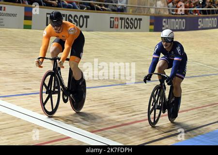 ©PHOTOPQR/VOIX DU NORD/Baziz Chibane ; 23/10/2021 ; ROUBAIX le: 23/10/2021 - le français Helal Rayan et le Neerlandais Lavreysen Harrie du sprint homme lors du championnat du monde cycliste sur piste au Vélodrome Jean Stablinski.. PHOTO : BAZIZ CHIBANE / LA VOIX DU NORD EN VÉLO DE PISTE CHAMPIONNAT DU MONDE DE ROUBAIX Banque D'Images