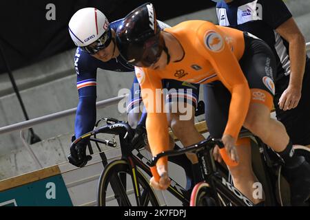 ©PHOTOPQR/VOIX DU NORD/Baziz Chibane ; 23/10/2021 ; ROUBAIX le: 23/10/2021 - le français Helal Rayan et le Neerlandais Lavreysen Harrie du sprint homme lors du championnat du monde cycliste sur piste au Vélodrome Jean Stablinski.. PHOTO : BAZIZ CHIBANE / LA VOIX DU NORD EN VÉLO DE PISTE CHAMPIONNAT DU MONDE DE ROUBAIX Banque D'Images