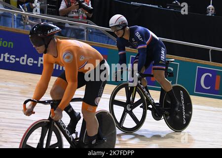 ©PHOTOPQR/VOIX DU NORD/Baziz Chibane ; 23/10/2021 ; ROUBAIX le: 23/10/2021 - le français Helal Rayan et le Neerlandais Lavreysen Harrie du sprint homme lors du championnat du monde cycliste sur piste au Vélodrome Jean Stablinski.. PHOTO : BAZIZ CHIBANE / LA VOIX DU NORD EN VÉLO DE PISTE CHAMPIONNAT DU MONDE DE ROUBAIX Banque D'Images