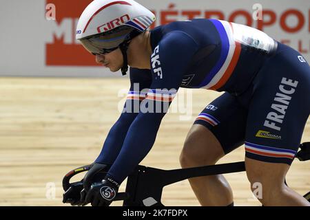 ©PHOTOPQR/VOIX DU NORD/Baziz Chibane ; 23/10/2021 ; ROUBAIX le: 23/10/2021 - le français Helal Rayan et le Neerlandais Lavreysen Harrie du sprint homme lors du championnat du monde cycliste sur piste au Vélodrome Jean Stablinski.. PHOTO : BAZIZ CHIBANE / LA VOIX DU NORD EN VÉLO DE PISTE CHAMPIONNAT DU MONDE DE ROUBAIX Banque D'Images