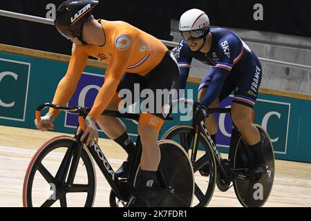 ©PHOTOPQR/VOIX DU NORD/Baziz Chibane ; 23/10/2021 ; ROUBAIX le: 23/10/2021 - le français Helal Rayan et le Neerlandais Lavreysen Harrie du sprint homme lors du championnat du monde cycliste sur piste au Vélodrome Jean Stablinski.. PHOTO : BAZIZ CHIBANE / LA VOIX DU NORD EN VÉLO DE PISTE CHAMPIONNAT DU MONDE DE ROUBAIX Banque D'Images