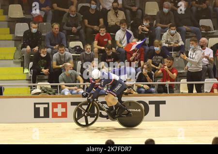 ©PHOTOPQR/LE COURRIER PICARD/HASLIN ; Roubaix ; 23/10/2021 ; 23/10/21 Championnats du monde cycliste sur piste vélodrome Jean Stablinski de Roubaix 1/4 de finale de la vitesse hommes Sébastien VIGIER vs Mateusz RUDYK (POL) photo Fred HASLIN PISTE cycliste DE ROUBAIX CHAMPIONNATS DU MONDE Banque D'Images