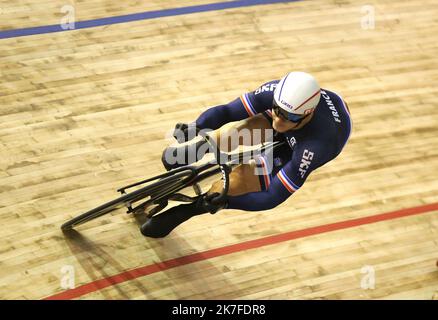 ©PHOTOPQR/LE COURRIER PICARD/HASLIN ; Roubaix ; 23/10/2021 ; 23/10/21 Championnats du monde cycliste sur piste vélodrome Jean Stablinski de Roubaix 1/4 de finale de la vitesse accueil Rayan HELAL photo Fred HASLIN PISTE CYCLISTE ROUBAIX CHAMPIONNATS DU MONDE Banque D'Images