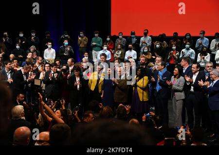 ©PHOTOPQR/VOIX DU NORD/PLM ; 23/10/2021 ; 23PHO 10 2021 Concours d'investiture de Anne Hidalgo à Lille. La fin du décourage et le salut aux militants. PIERRE LE MASSON LA VOIX DU NORD Parti socialiste français (PS) candidat à l'élection présidentielle d'avril 2022 Anne Hidalgo lors de son investiture officielle comme candidate au Grand Palais de Lille sur 23 octobre 2021. Banque D'Images