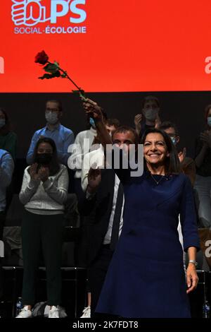 ©PHOTOPQR/VOIX DU NORD/PLM ; 23/10/2021 ; 23 10 2021 Anne Hidalgo à Lille, son premier choix de candidat à l'affaissement de la république. PHOTO PIERRE LE MASSON LA VOIX DU NORD candidat du Parti socialiste français (PS) à l'élection présidentielle d'avril 2022 Anne Hidalgo lors de son investiture officielle en tant que candidate au Grand Palais de Lille sur 23 octobre 2021. Banque D'Images