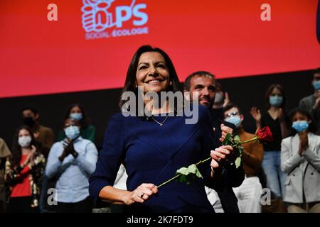 ©PHOTOPQR/VOIX DU NORD/PLM ; 23/10/2021 ; 23 10 2021 Anne Hidalgo à Lille, son premier choix de candidat à l'affaissement de la république. PHOTO PIERRE LE MASSON LA VOIX DU NORD candidat du Parti socialiste français (PS) à l'élection présidentielle d'avril 2022 Anne Hidalgo lors de son investiture officielle en tant que candidate au Grand Palais de Lille sur 23 octobre 2021. Banque D'Images