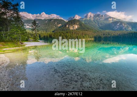 Symétrie de réflexion du lac Tovel dans le Trentin-Haut-Adige, Dolomites, Italie Banque D'Images
