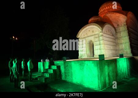 ©Abhisek Saha / le Pictorium/MAXPPP - le temple de Bhuvaneswari illumine de lumieres tricolores alors que l'Inde a franchi le cap du milliard de vaccins COVID-19, a Agartala. Banque D'Images