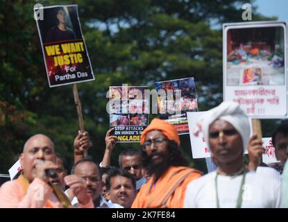 ©Abhisek Saha / le Pictorium/MAXPPP - des prunes et des adptes de l'ISKCON participe à une veillée de priere pacifique pour protster contre l'attaque présumée du temple ISKCON au Bangladesh et démandre justice pour les hindoues et les minorites, démandant le bureau des visas du Bangladesh Agtala. Banque D'Images