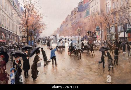 ©Active Museu/MAXPPP - ActiveMuseum 0006706.jpg / le boulevard Poissonnière sous la plume 1885 - / Jean Beraud / Musée actif de la peinture / le Pictorium ? Lampadaires ? ,Automne ,Boulevard ,Bâtiment () ,Cabman ,enfants ,ciel nuageux ,horizontal ,chevaux ,Impressionisme ,gens ,pluie , arbre , Parapluie ,19th siècle ,Jean Beraud ,peinture , Banque D'Images