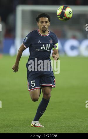 ©Sébastien Muylaert/MAXPPP - Marquinhos de Paris Saint-Germain courez avec le ballon pendant le match de la Ligue 1 Uber Eats entre Paris Saint Germain et Lille OSC au Parc des Princes à Paris, France. 29.10.2021 Banque D'Images