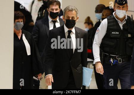 ©PHOTOPQR/LE PARISIEN/Olivier CORSAN ; Paris ; 02/11/2021 ; NICOLAS SARKOZY PROCÈS SONDAGES ÉLYSÉES l'ancien président français Nicolas Sarkozy (C) arrive au palais de justice de Paris, sur 2 novembre 2021, pour témoigner dans le cas des élections Elysée. Banque D'Images