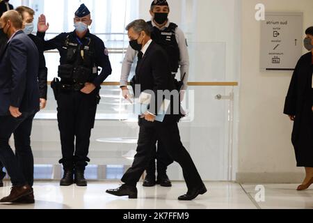 ©PHOTOPQR/LE PARISIEN/Olivier CORSAN ; Paris ; 02/11/2021 ; NICOLAS SARKOZY au tribunal de Paris pour le PROCÈS SONDAGES ÉLYSÉES l'ancien président français Nicolas Sarkozy (C) arrive au palais de justice de Paris, à 2 novembre 2021, pour témoigner dans le cas des élections Elysée. Banque D'Images