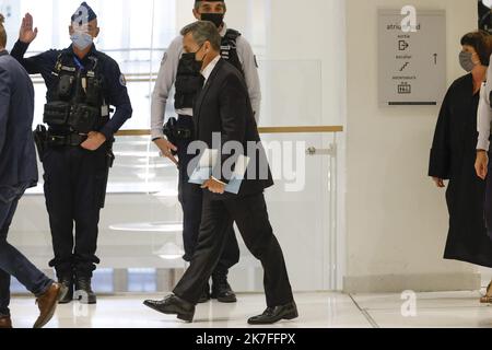 ©PHOTOPQR/LE PARISIEN/olivier corsan ; Paris ; 02/11/2021 ; Paris, France, le 2 novembre 2021. Nicolas Sarkozy, l'ancien président de la République, s'est rendu en tant que témoin à la 32E chambre correcte du Tribunal de Paris, pour le processus de l'hôpital date des congrès de l'Elysées. - L'ancien président français Nicolas Sarkozy devant le tribunal où il a été appelé à témoigner dans un procès où ses anciens assistants sont accusés d'avoir abusant des fonds publics dans le cadre de contrats de vote à Paris, France, le 02 novembre 2021. Banque D'Images