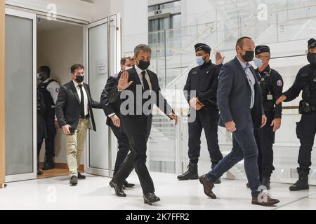 ©PHOTOPQR/LE PARISIEN/olivier corsan ; Paris ; 02/11/2021 ; Paris, France, le 2 novembre 2021. Nicolas Sarkozy, l'ancien président de la République, s'est rendu en tant que témoin à la 32E chambre correcte du Tribunal de Paris, pour le processus de l'hôpital date des congrès de l'Elysées. - L'ancien président français Nicolas Sarkozy devant le tribunal où il a été appelé à témoigner dans un procès où ses anciens assistants sont accusés d'avoir abusant des fonds publics dans le cadre de contrats de vote à Paris, France, le 02 novembre 2021. Banque D'Images