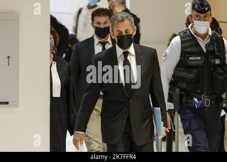 ©PHOTOPQR/LE PARISIEN/olivier corsan ; Paris ; 02/11/2021 ; Paris, France, le 2 novembre 2021. Nicolas Sarkozy, l'ancien président de la République, s'est rendu en tant que témoin à la 32E chambre correcte du Tribunal de Paris, pour le processus de l'hôpital date des congrès de l'Elysées. - L'ancien président français Nicolas Sarkozy devant le tribunal où il a été appelé à témoigner dans un procès où ses anciens assistants sont accusés d'avoir abusant des fonds publics dans le cadre de contrats de vote à Paris, France, le 02 novembre 2021. Banque D'Images