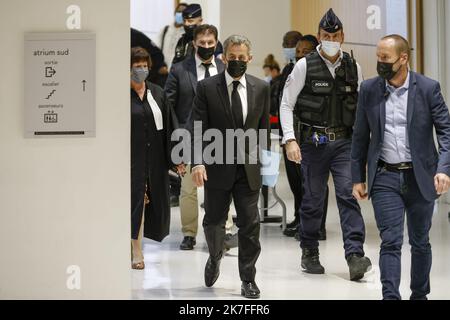 ©PHOTOPQR/LE PARISIEN/olivier corsan ; Paris ; 02/11/2021 ; Paris, France, le 2 novembre 2021. Nicolas Sarkozy, l'ancien président de la République, s'est rendu en tant que témoin à la 32E chambre correcte du Tribunal de Paris, pour le processus de l'hôpital date des congrès de l'Elysées. - L'ancien président français Nicolas Sarkozy devant le tribunal où il a été appelé à témoigner dans un procès où ses anciens assistants sont accusés d'avoir abusant des fonds publics dans le cadre de contrats de vote à Paris, France, le 02 novembre 2021. Banque D'Images