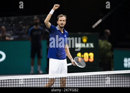 Alexis Sciard / IP3; Paris, France, 3 novembre 2021 - Daniil Medvedev de Russie réagit lors de son deuxième tour contre Ilya Ivashka de Biélorussie au tournoi de tennis Rolex Paris Masters. Banque D'Images