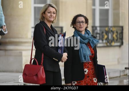 ©Julien Mattia / le Pictorium/MAXPPP - Barbara Pompili Ministre de la transition écologique et Emmanuelle Wargon, Ministre deleguee aupres de la transition écologique en sortie du Conseil des Ministres, au Palais de l'Elysée le 03 novembre 2021. Banque D'Images