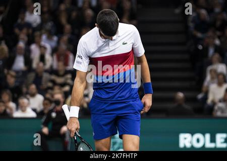 Alexis Sciard / IP3; Paris, France, 7 novembre 2021 - la Serbie Novak Djokovic réagit alors qu'il joue contre Daniil Medvedev en Russie lors de leur match de tennis individuel final masculin au tournoi de tennis Rolex Paris Masters. Banque D'Images