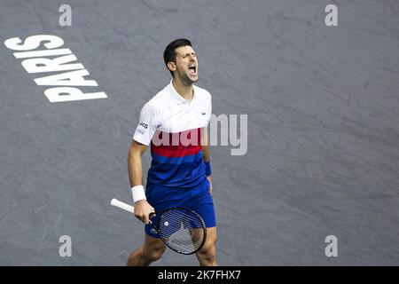 Alexis Sciard / IP3; Paris, France, 7 novembre 2021 - la Serbie Novak Djokovic réagit alors qu'il joue contre Daniil Medvedev en Russie lors de leur match de tennis individuel final masculin au tournoi de tennis Rolex Paris Masters. Banque D'Images