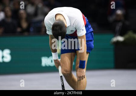 Alexis Sciard / IP3; Paris, France, 7 novembre 2021 - la Serbie Novak Djokovic réagit alors qu'il joue contre Daniil Medvedev en Russie lors de leur match de tennis individuel final masculin au tournoi de tennis Rolex Paris Masters. Banque D'Images