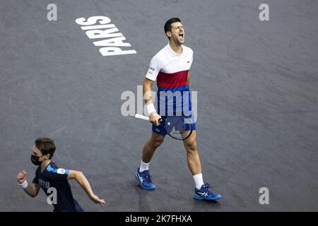 Alexis Sciard / IP3; Paris, France, 7 novembre 2021 - la Serbie Novak Djokovic réagit alors qu'il joue contre Daniil Medvedev en Russie lors de leur match de tennis individuel final masculin au tournoi de tennis Rolex Paris Masters. Banque D'Images
