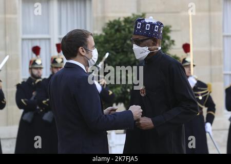 ©Sébastien Muylaert/MAXPPP - le président français Emmanuel Macron salue le président nigérian Muhammadu Buhari dans les jardins de l'Elysée, à Paris. 10.11.2021 Banque D'Images