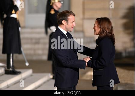 ©Julien Mattia / le Pictorium/MAXPPP - le Président Emmanuel Macron recevait au Palais de l'Elysée pour dîner la Vice-présidente des États-Unis d'Amérique, Kamala Haris, le 10 novembre 2021 Banque D'Images