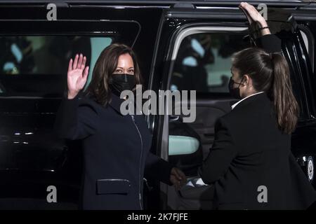 ©Christophe petit Tesson/MAXPPP - 10/11/2021 ; PARIS ; FRANCE - le Vice-président américain Kamala Harris salue les médias après sa rencontre avec le président français à l'Elysée à Paris, France, sur 10 novembre , 2021. Harris est à Paris pour une visite de 4 jours. Banque D'Images