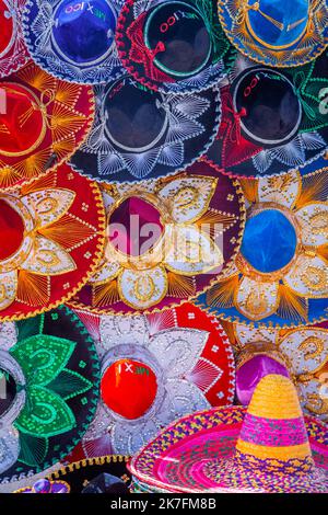 Souvenirs de chats mexicains colorés dans une rangée, Sombreros à Cancun, Mexique Banque D'Images