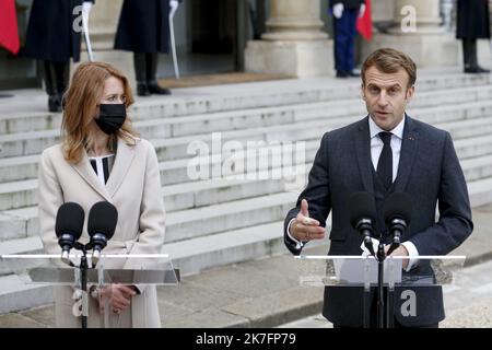 ©Sébastien Muylaert/MAXPPP - le Président français Emmanuel Macron et le Premier ministre estonien Kaja Kallas parlent aux médias avant leur rencontre à l'Elysée à Paris, France, 24.11.2021 Banque D'Images