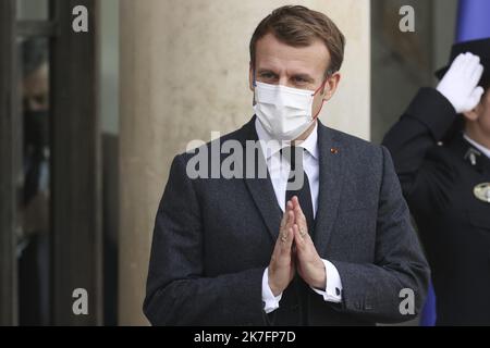 ©Sébastien Muylaert/MAXPPP - le président français Emmanuel Macron se déplace à la sortie du Palais Elysée pour saluer le Premier ministre estonien à son arrivée à Paris, France, 24.11.2021. Banque D'Images