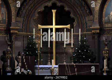 ©PHOTOPQR/L'EST REPUBLICAIN/ALEXANDRE MARCHI ; STRASBOURG ; 26/11/2021 ; CROYANCE - RELIGION CHRETIENNE - TRADITION - EGLISE CATHOLIQUE - DÉCORATION DE NOEL. Strasbourg 26 novembre 2021. La Croix de la cathédrale notre-Dame de Strasbourg. PHOTO Alexandre MARCHI. - Cathédrale de Strasbourg novembre 26 2021 Banque D'Images