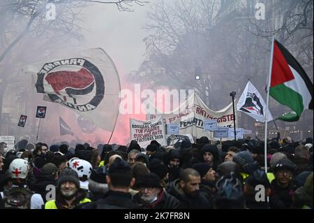 ©Julien Mattia / le Pictorium / MAXPPP - Julien Mattia / le Pictorium - 27/11/2021 - France / Ile-de-France / Paris - A l'appel des anti-fascistes et de plusieurs organisations anti-racistes, plusieurs milliers de personnes ont des fichiers contre le raciel, l'extrême et Eric Zemite de la candidature A Paris le 27 novembre 2021. / 27/11/2021 - France / Ile-de-France (région) / Paris - a l'appel des anti-fascistes et de plusieurs organisations antiracistes, plusieurs milliers de personnes ont défilé contre le racisme, l'extrême droite, la candidature de M. Eric Zemmour et State v. Banque D'Images