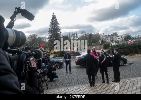 ©Michael Bunel / le Pictorium/MAXPPP - Michael Bunel / le Pictorium - 28/11/2021 - France / Haut de France / Calais - la maire de Calais, Natacha Bouchart et le ministre de l'interieur, Gerald Darmanin accusant Annelies Verlinden, ministre de l'interieur Belge, pour la réunion intergouvernementale consacree a la lutte contre l'immigration clandestine et les rejoints de passeurs. 28 novembre 2021. Calais, France / 28/11/2021 - France / Haut de France / Calais - le maire de Calais, Natacha Bouchart, et le ministre de l'intérieur, Gerald Darmanin, accueillent Annelies Verlinden, Ministe belge Banque D'Images