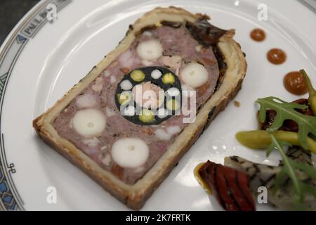 ©PHOTOPQR/LE PROGRES/Joël PHILIPPON - Collonges-au-Mont-d'Or 29/11/2021 - pâté croute du monde. 29 novembre 2021 -Frédéric le Guen-Geffroy (CLUBTP90 à Paris) pâté-croûte de cochon et poulpe 'en su sepia' (cochon fermier de la tête aux pieds, poulpe, foie gras, Pimenton (piment fumé), chorizo) 12 - Collonges au Mont d'Or, nov 29th 2021 . Gastronomie française. Championnat du monde Pâté Croute Banque D'Images