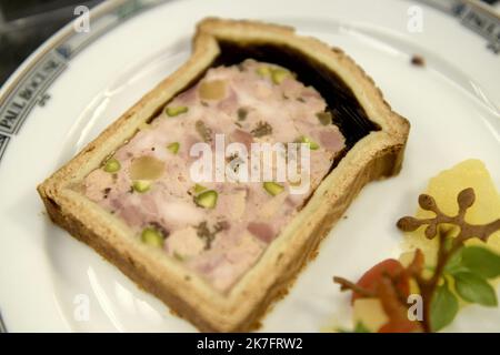 ©PHOTOPQR/LE PROGRES/Joël PHILIPPON - Collonges-au-Mont-d'Or 29/11/2021 - pâté croute du monde. 29 novembre 2021 -Olivier Horville (Maison Verot à Paris) pâté-croûte mise entre Perche et Jura (volaille à cou nu, pommes mise, morilles, foie gras de canard, vin jaune, porc fermier du Perche) 7 - Collonges au Mont d'Or, France, nov 29th 2021 . Gastronomie française. Championnat du monde Pâté Croute Banque D'Images