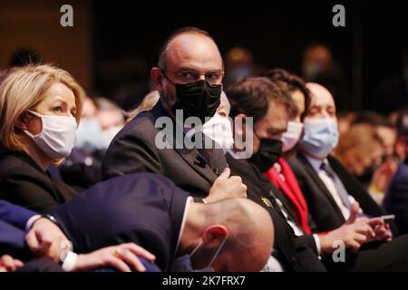 ©PHOTOPQR/LE PARISIEN/Olivier Lejeune ; Paris ; 29/11/2021 ; «ensemble citoyens !» : La majeure lancera sa «maison commune» les responsables de LREM et des parties alliés ont prévu de se réunir à la Maison de la Mutualité, pour mettre en scène leur Union en attendant la candidature d'Emmanuel Macron. Barbara Pompili, Edouard Philippe Paris, France, nov 29th 2021. LREM politique lors d'une réunion pour supprimer l'application non déclarée d'EmmanuelMacron pour l'élection présidentielle Banque D'Images