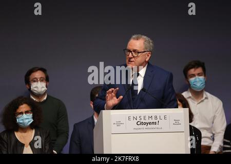 ©PHOTOPQR/LE PARISIEN/Olivier Lejeune ; Paris ; 29/11/2021 ; «ensemble citoyens !» : La majeure lancera sa «maison commune» les responsables de LREM et des parties alliés ont prévu de se réunir à la Maison de la Mutualité, pour mettre en scène leur Union en attendant la candidature d'Emmanuel Macron. Richard Ferrand Paris, France, novembre 29th 2021. LREM politique lors d'une réunion pour supprimer l'application non déclarée d'EmmanuelMacron pour l'élection présidentielle Banque D'Images