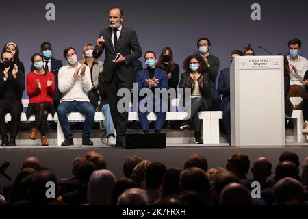 ©PHOTOPQR/LE PARISIEN/Olivier Lejeune ; Paris ; 29/11/2021 ; «ensemble citoyens !» : La majeure lancera sa «maison commune» les responsables de LREM et des parties alliés ont prévu de se réunir à la Maison de la Mutualité, pour mettre en scène leur Union en attendant la candidature d'EmmanuelMacron Edouard Philippe Paris, France, nov 29th 2021. LREM politique lors d'une réunion pour supprimer l'application non déclarée d'EmmanuelMacron pour l'élection présidentielle Banque D'Images