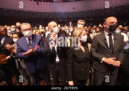 ©PHOTOPQR/LE PARISIEN/Olivier Lejeune ; Paris ; 29/11/2021 ; «ensemble citoyens !» : la majeure lancera sa «maison commune» les responsables de LREM et des parties alliés ont prévu de se réunir à la Maison de la Mutualité, pour mettre en scène leur Union en attendant la candidature d'EmmanuelMacron Richard Ferrand, Barbara Pompili, Edouard Philippe, France nov 29th 2021. LREM politique lors d'une réunion pour supprimer l'application non déclarée d'EmmanuelMacron pour l'élection présidentielle Banque D'Images