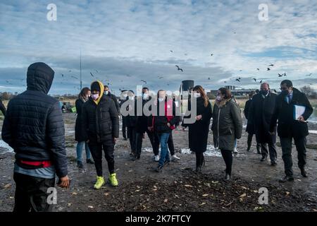 ©Michael Bunel / le Pictorium/MAXPPP - Michael Bunel / le Pictorium - 2/12/2021 - France / Haut de France / Calais - visite d'un camp de refuges erythreens avec Marlene Schiappa, ministre deleguee chargee de la citoyennee, en visite un Calais. Il y a une semaine 27 refuges trouvaient la mort dans le naufrage d'un bateau qui tentait de rallier la Grande Bretagne. 01 décembre 2021. Calais, France. / 2/12/2021 - France / Haut de France / Calais - visite d'un camp de réfugiés érythréens avec Marlene Schiappa, Ministre déléguée en charge de la Citoyenneté, en visite à Calais. Il y a une semaine, 27 réfugiés m'ont tué Banque D'Images