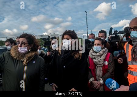 ©Michael Bunel / le Pictorium/MAXPPP - Michael Bunel / le Pictorium - 2/12/2021 - France / Haut de France / Calais - visite d'un camp de refuges erythreens avec Marlene Schiappa, ministre deleguee chargee de la citoyennee, en visite un Calais. Il y a une semaine 27 refuges trouvaient la mort dans le naufrage d'un bateau qui tentait de rallier la Grande Bretagne. 01 décembre 2021. Calais, France. / 2/12/2021 - France / Haut de France / Calais - visite d'un camp de réfugiés érythréens avec Marlene Schiappa, Ministre déléguée en charge de la Citoyenneté, en visite à Calais. Il y a une semaine, 27 réfugiés m'ont tué Banque D'Images