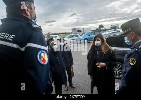 ©Michael Bunel / le Pictorium/MAXPPP - Michael Bunel / le Pictorium - 2/12/2021 - France / Haut de France / Calais - visite de l'aéroport de Marck d'ou ont fait partie des hélicoptères qui survolent la côte. Marlene Schiappa, ministre deleguee chargee de la citoyennee, en visite a Calais. Il y a une semaine 27 refuges trouvaient la mort dans le naufrage d'un bateau qui tentait de rallier la Grande Bretagne. 01 décembre 2021. Marck, France. / 2/12/2021 - France / Haut de France / Calais - visite de l'aéroport de Marck d'où les hélicoptères survolent la côte. Marlene Schiappa, ministre responsable Banque D'Images