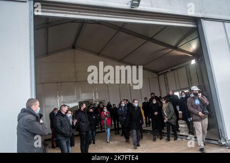 ©Michael Bunel / le Pictorium/MAXPPP - Michael Bunel / le Pictorium - 2/12/2021 - France / Haut de France / Calais - visite du nouveau lieu de stockage pour les biens récupérateurs de tout élément. Le lieu doit être situé aux refuges de récupération des vetements et des tentes notamment. Marlene Schiappa, ministre deleguee chargee de la citoyennee, en visite a Calais. Il y a une semaine 27 refuges trouvaient la mort dans le naufrage d'un bateau qui tentait de rallier la Grande Bretagne. 01 décembre 2021. Calais, France. / 2/12/2021 - France / Haut de France / Calais - visite du nouveau stora Banque D'Images