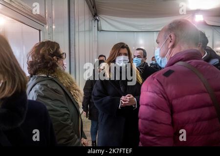 ©Michael Bunel / le Pictorium/MAXPPP - Michael Bunel / le Pictorium - 2/12/2021 - France / Haut de France / Calais - visite du nouveau lieu de stockage pour les biens récupérateurs de tout élément. Le lieu doit être situé aux refuges de récupération des vetements et des tentes notamment. Marlene Schiappa, ministre deleguee chargee de la citoyennee, en visite a Calais. Il y a une semaine 27 refuges trouvaient la mort dans le naufrage d'un bateau qui tentait de rallier la Grande Bretagne. 01 décembre 2021. Calais, France. / 2/12/2021 - France / Haut de France / Calais - visite du nouveau stora Banque D'Images