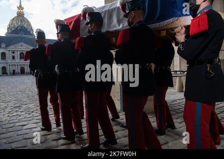 ©Christophe petit Tesson/MAXPPP - 02/12/2021 ; PARIS ; FRANCE - le cercueil drape du drapeau français du général Charles-Etienne Gudin, ne pas les restes avait ete rapatreries de Russie en juillet, porte des éléves officielles de Saint Cyr, lors d'une cérémonie militante par la sectaire d'état aux anciens¨combatants par Décuries nationales des Invalides. Le général Gudin avait ete tue en 1812 a Smolensk lors de la campagne de Russie. Cérémonie funéraire du général de Napoléon Charles-Etienne Gudin, dont les restes avaient été rapatriés de Russie en juillet dernier Banque D'Images